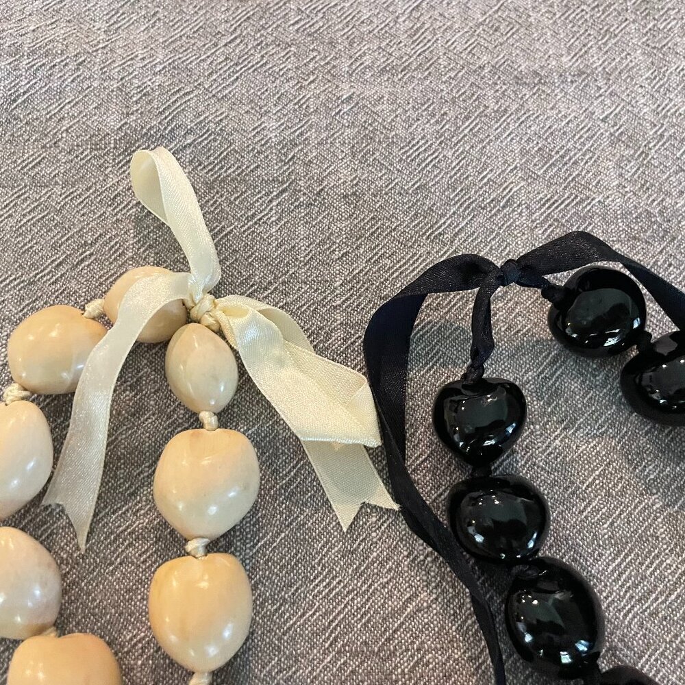 Kukui Nut Lei Black & Cream Beaded Necklace Hawaiian Graduation Wedding Luau 17" - Picture 3 of 4